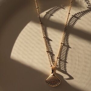 Elegant Gold Shell Pendant Necklace